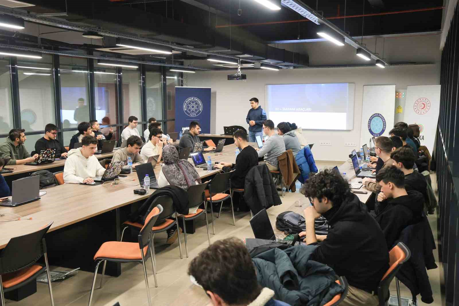 Dijital vatanın muhafızları Bursa’da yetişiyor
Dijital vatanın muhafızları Bursa’da yetişiyor