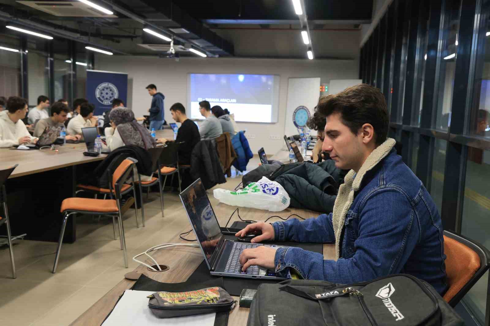 Dijital vatanın muhafızları Bursa’da yetişiyor
Dijital vatanın muhafızları Bursa’da yetişiyor