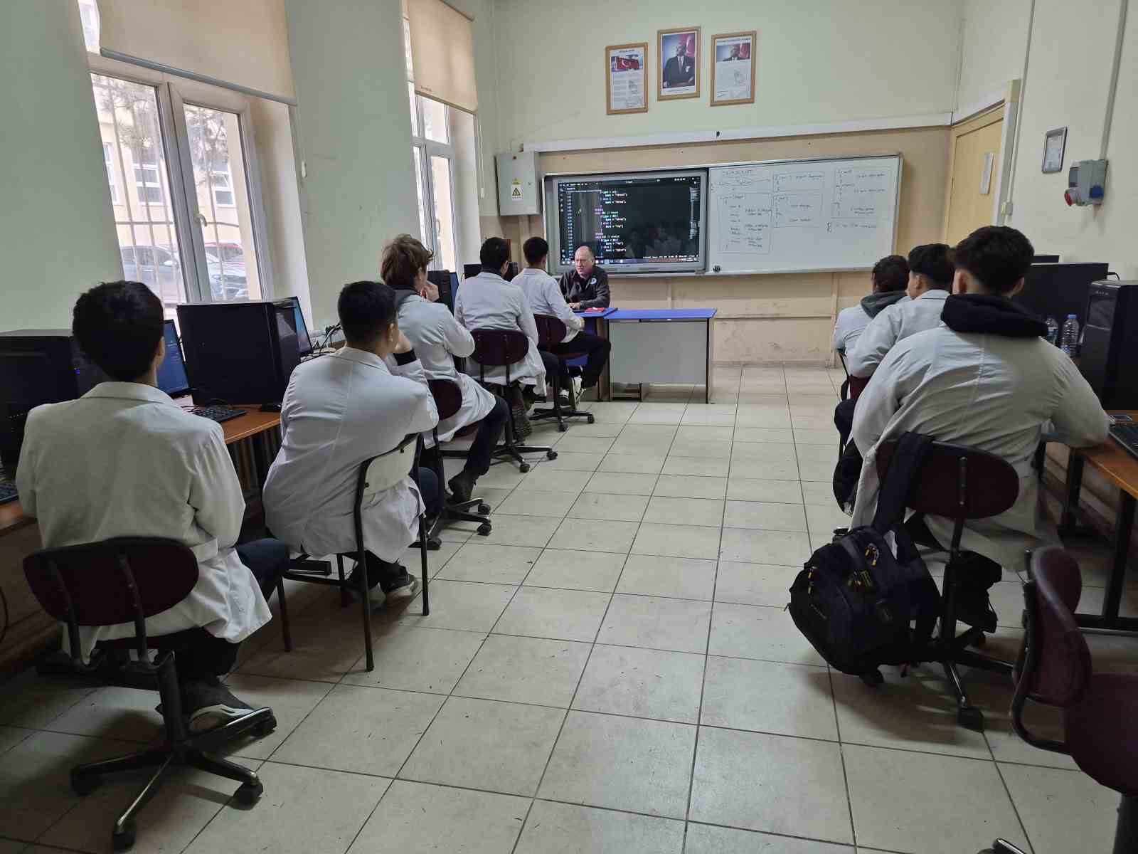 Dijitalleşen iş dünyasının aradığı nitelikli elemanlar meslek liselerinden çıkıyor
