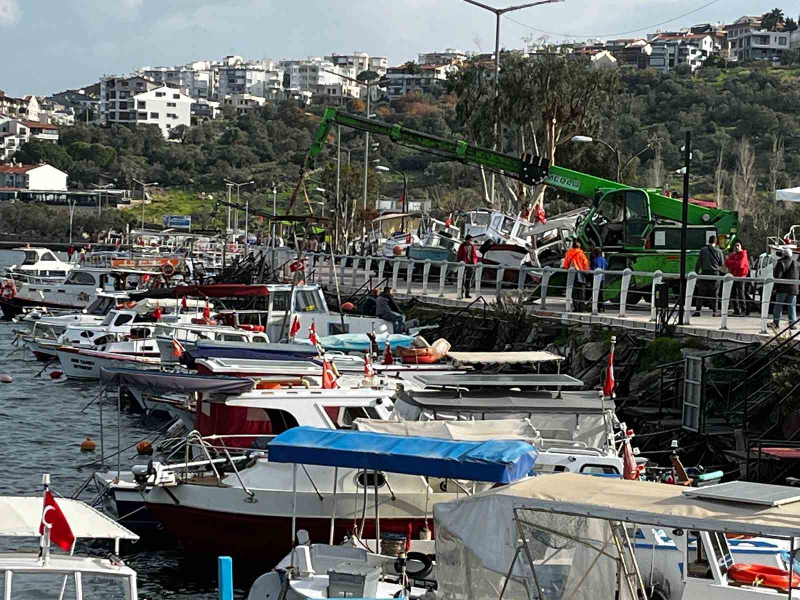 Dikili’de balıkçı tekneleri fırtınaya karşı karaya alındı
