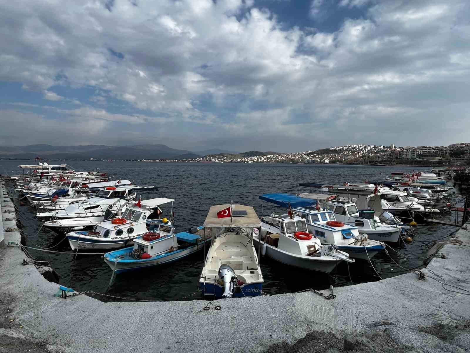 Dikili’de balıkçı tekneleri fırtınaya karşı karaya alındı
