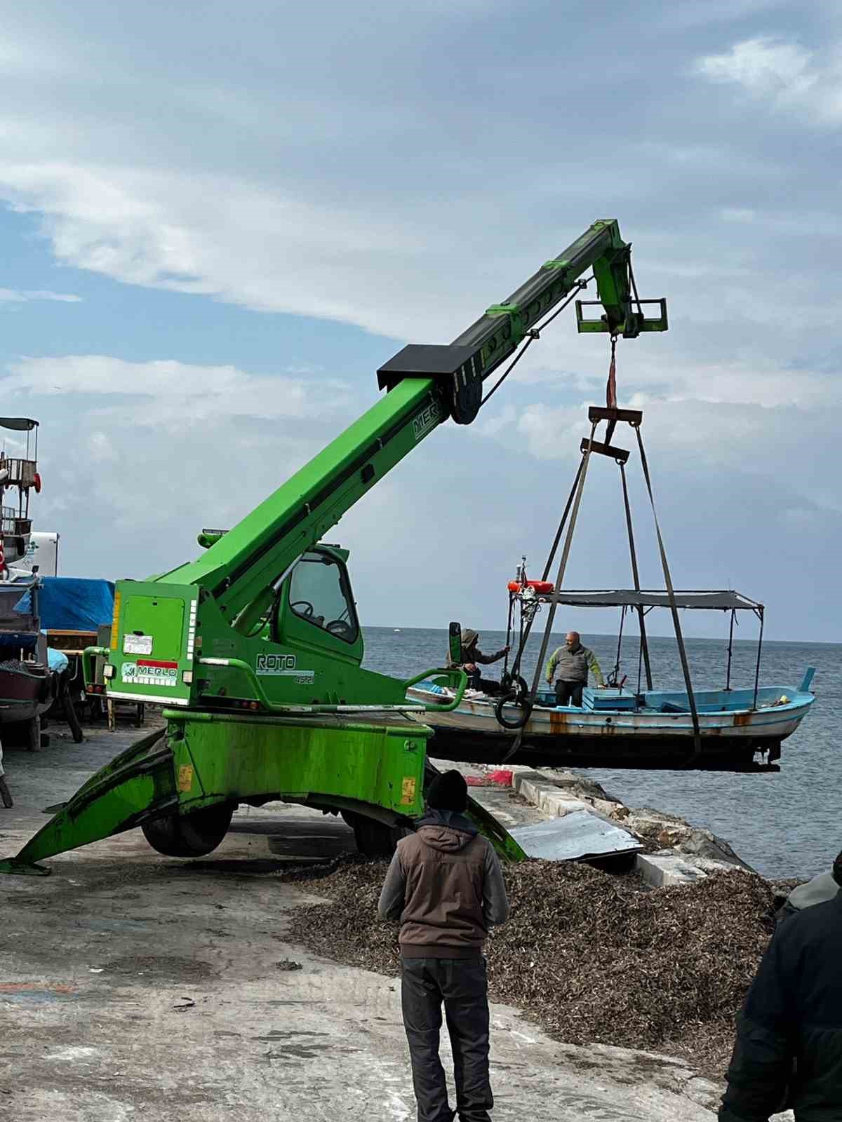 Dikili’de balıkçı tekneleri fırtınaya karşı karaya alındı
