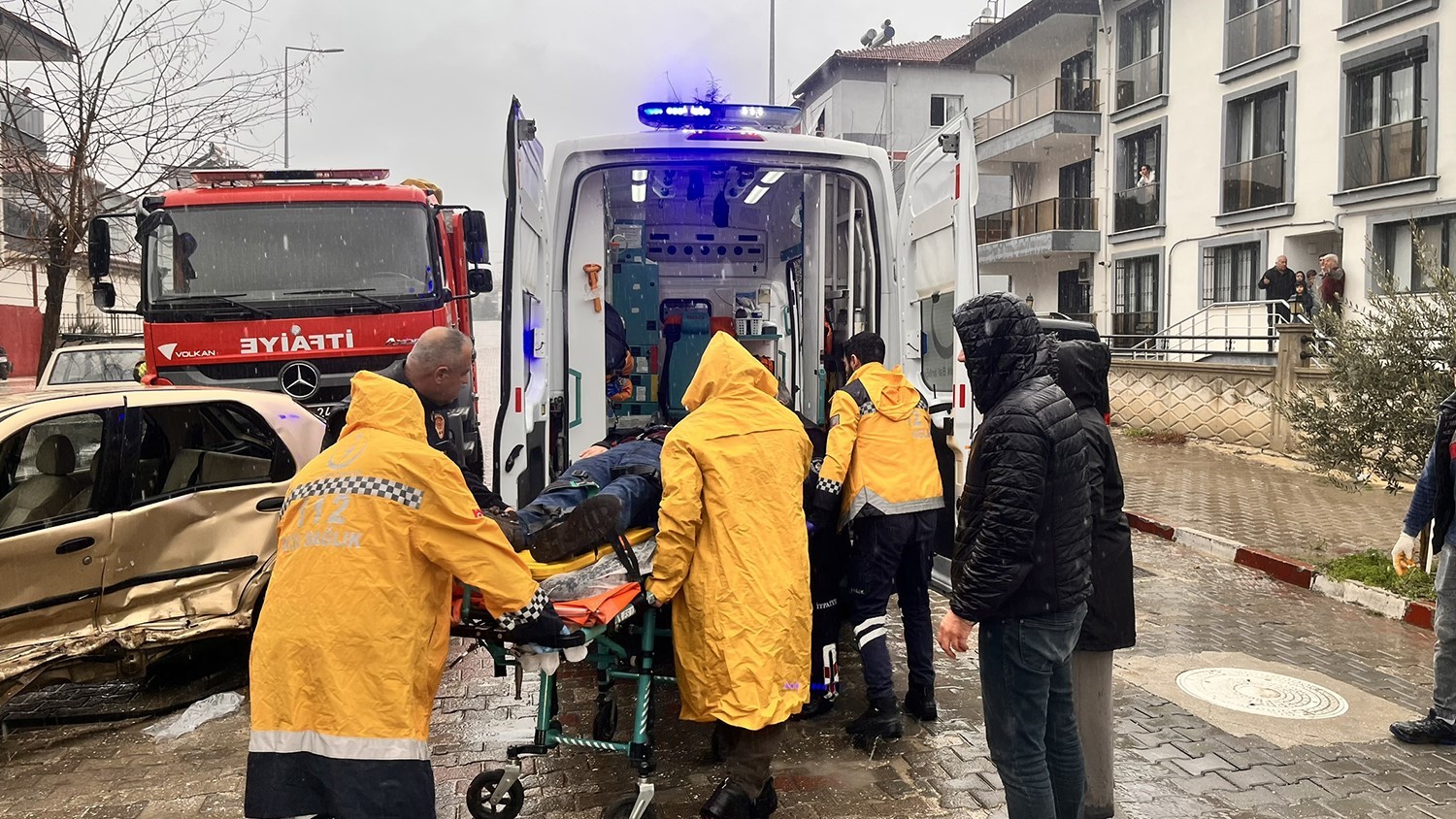 Dikkatsizlik kazayı beraberinde getirdi: 2 yaralı
