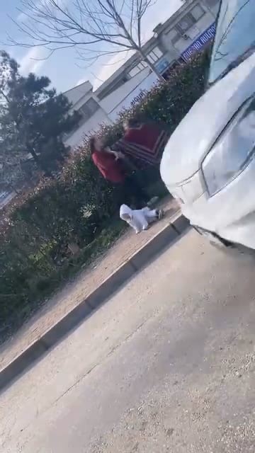 Dilenci kadınların kavgası kamerada: Kucağındaki bebek yere düştü
