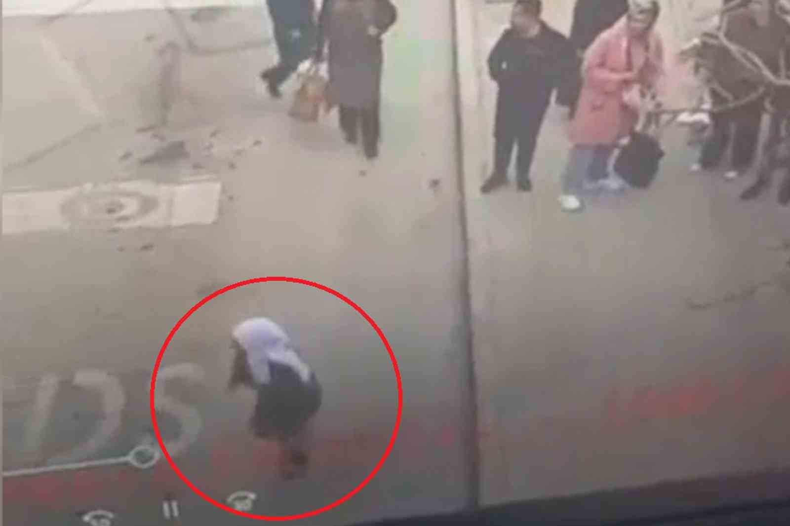 Dilencilik bahanesiyle kadının cüzdanını alıp kaçtı
