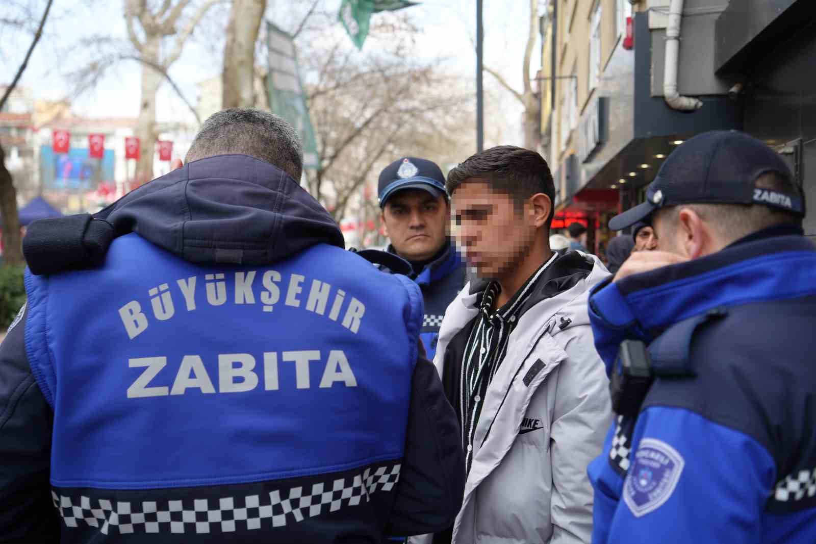 Dilencinin üzerinden çıkan para say say bitmedi
