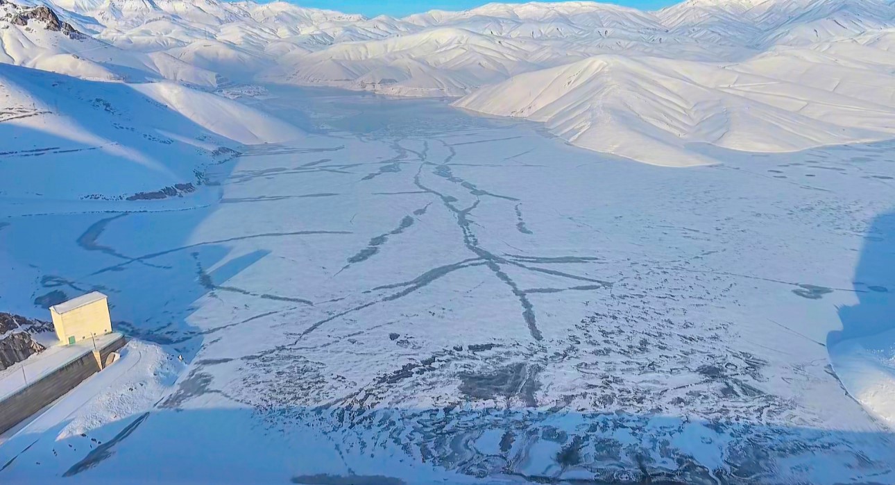 Dilimli Barajı buzla kaplandı
