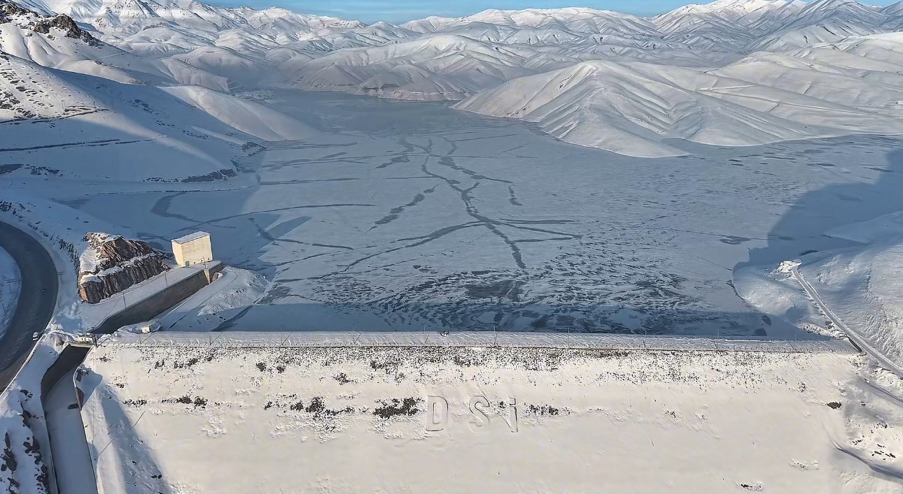 Dilimli Barajı buzla kaplandı
