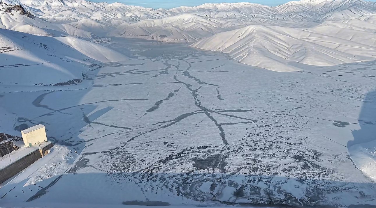 Dilimli Barajı buzla kaplandı
