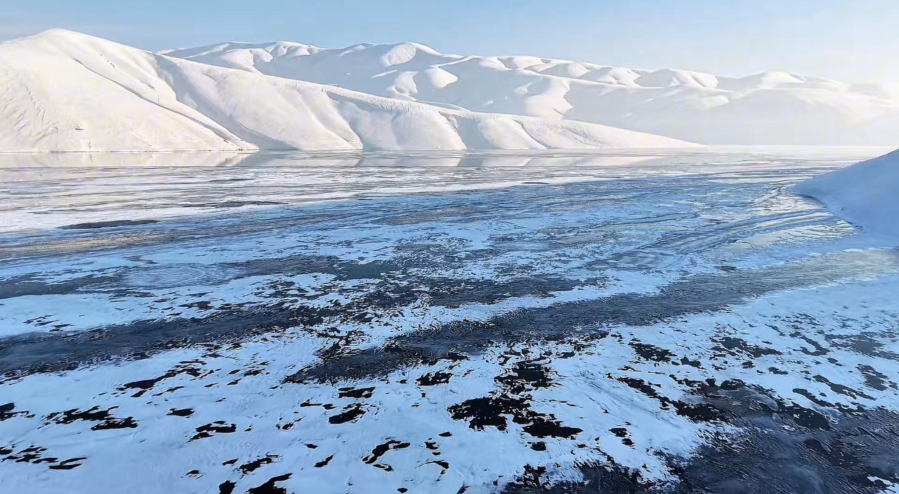 Dilimli Barajı buzla kaplandı
