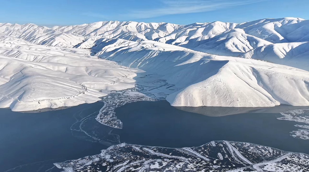 Dilimli Barajı buzla kaplandı
