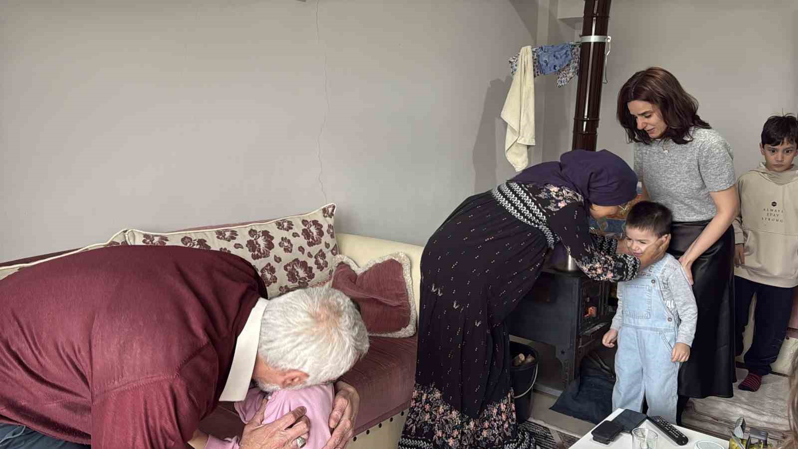 Diller sustu, sevgi konuştu: Bu bayram herkesi duygulandırdı
