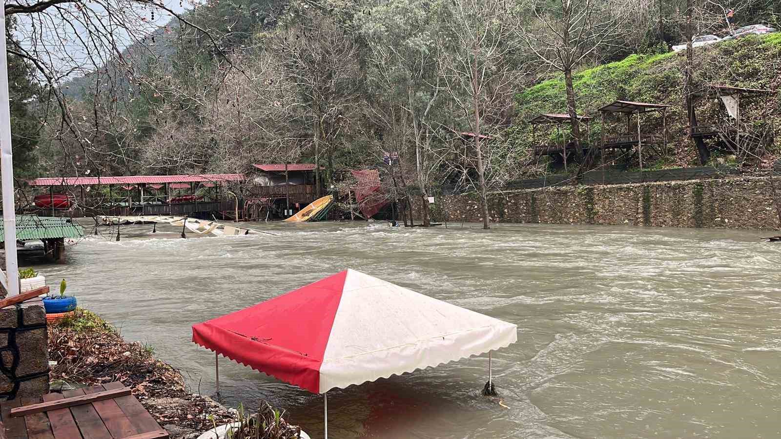 Dimçayı taştı, işletmeler su altında kaldı hasarın boyutu dronla görüntülendi
