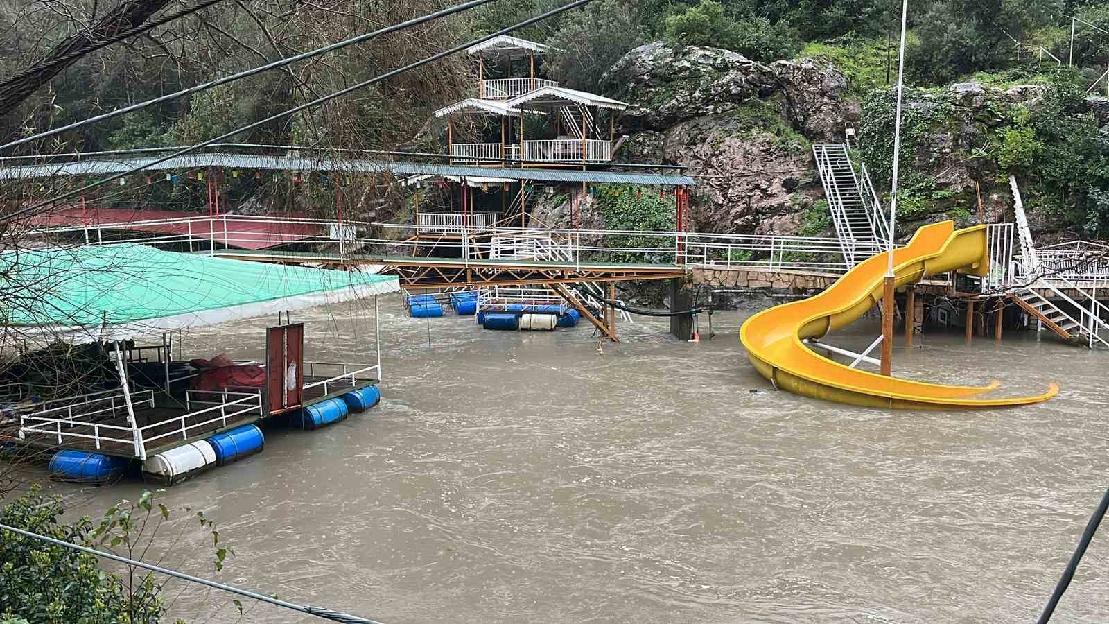 Dimçayı taştı, işletmeler su altında kaldı hasarın boyutu dronla görüntülendi
