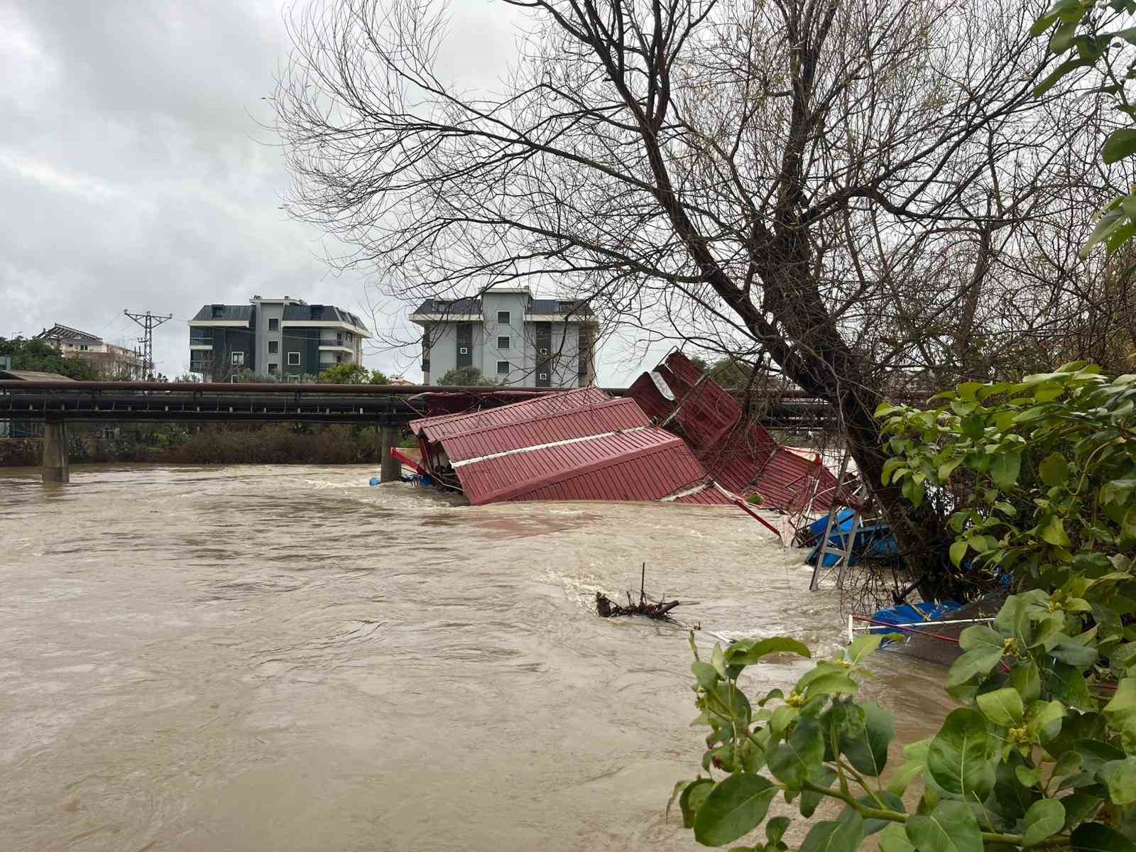 Dimçayı taştı, işletmeler su altında kaldı hasarın boyutu dronla görüntülendi
