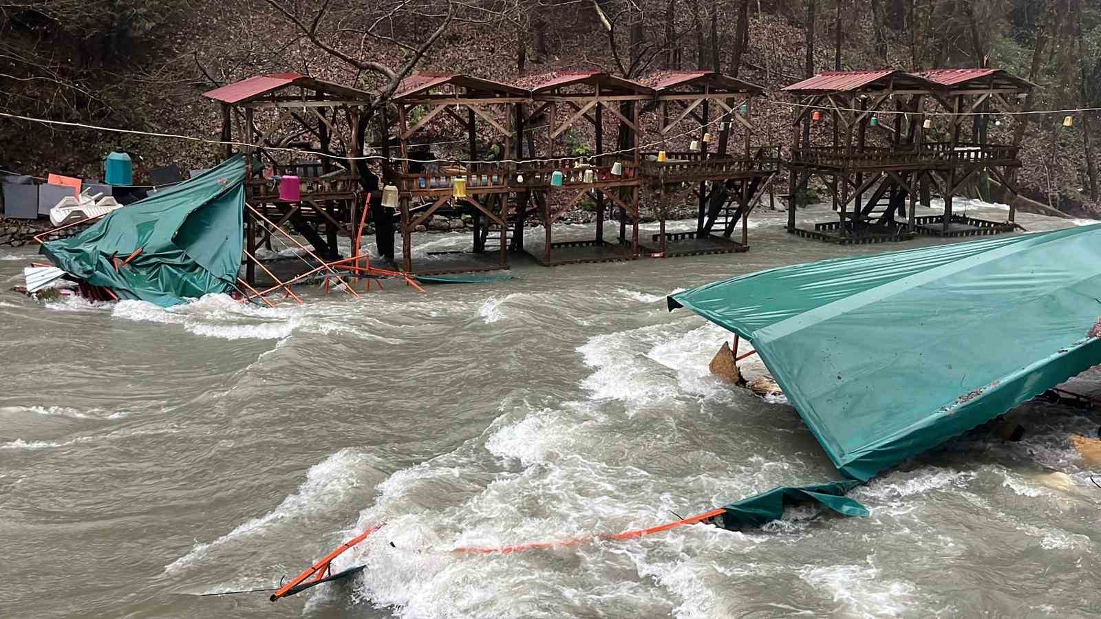 Dimçayı taştı, işletmeler su altında kaldı hasarın boyutu dronla görüntülendi
