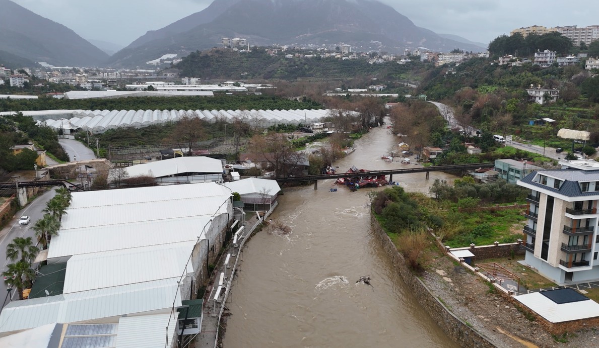 Dimçayı taştı, işletmeler su altında kaldı hasarın boyutu dronla görüntülendi
