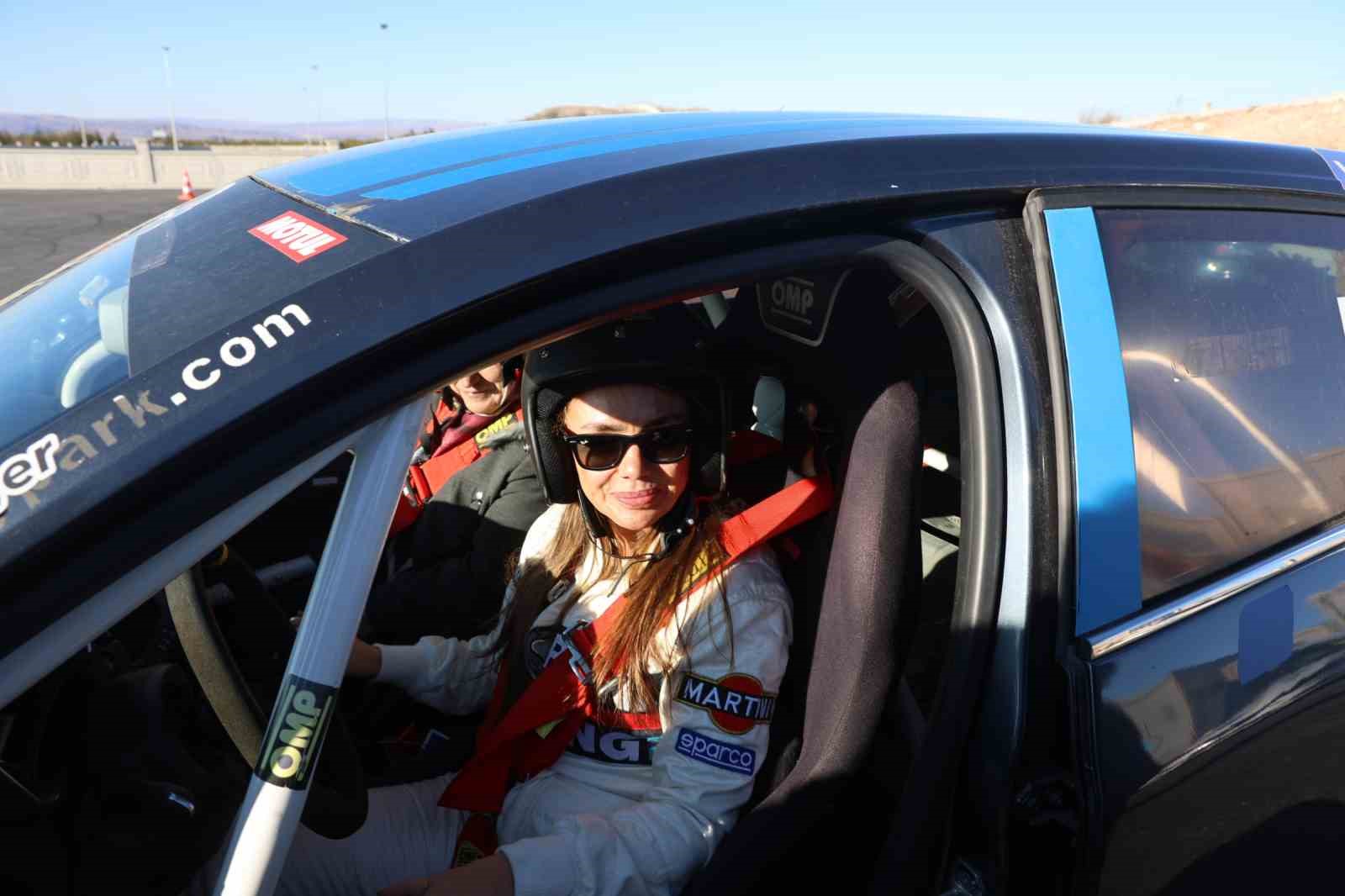 Dimili kadınlardan copilot deneyimi
