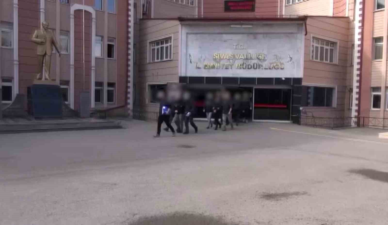 Dini istismar eden terör yapılanmasına eş zamanlı baskın: 4 tutuklama
