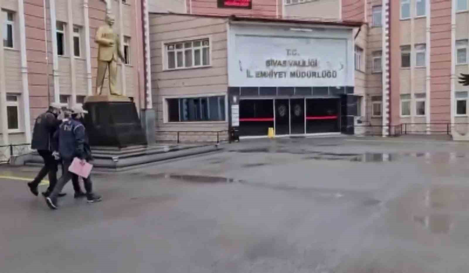 Dini istismar eden terör yapılanmasına eş zamanlı baskın: 4 tutuklama
