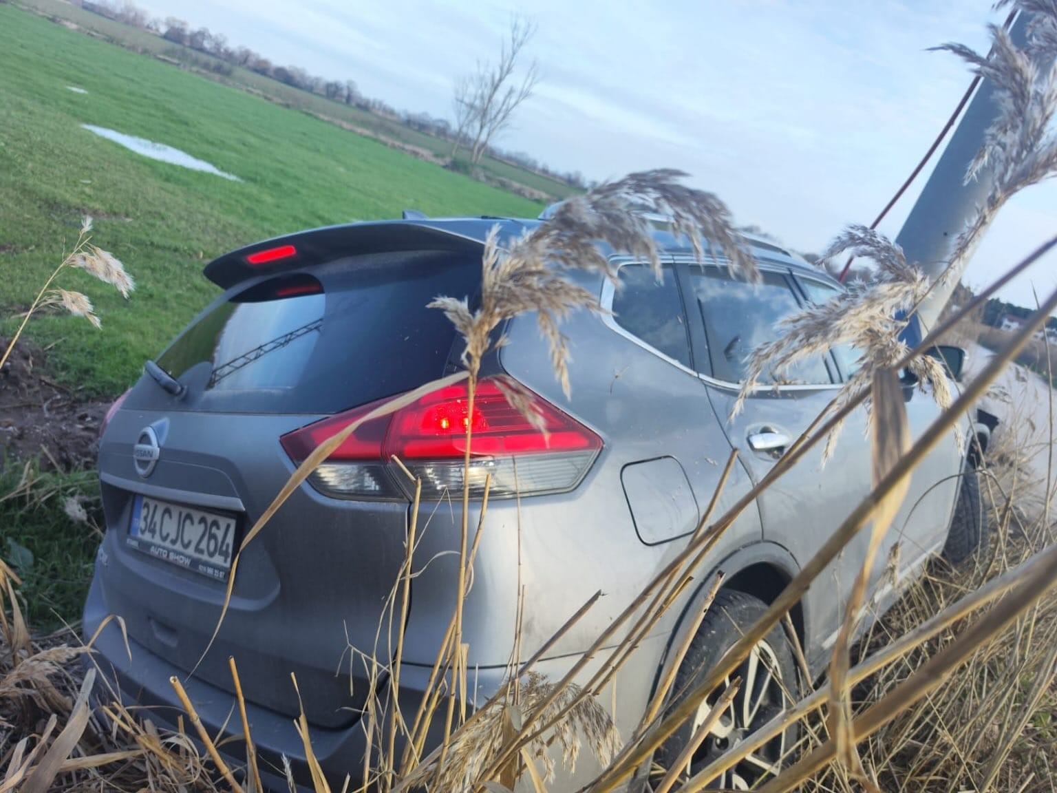 Direğe çarpan otomobil sürücüsü yaralandı
