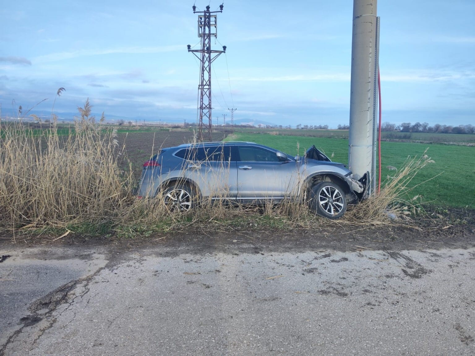 Direğe çarpan otomobil sürücüsü yaralandı
