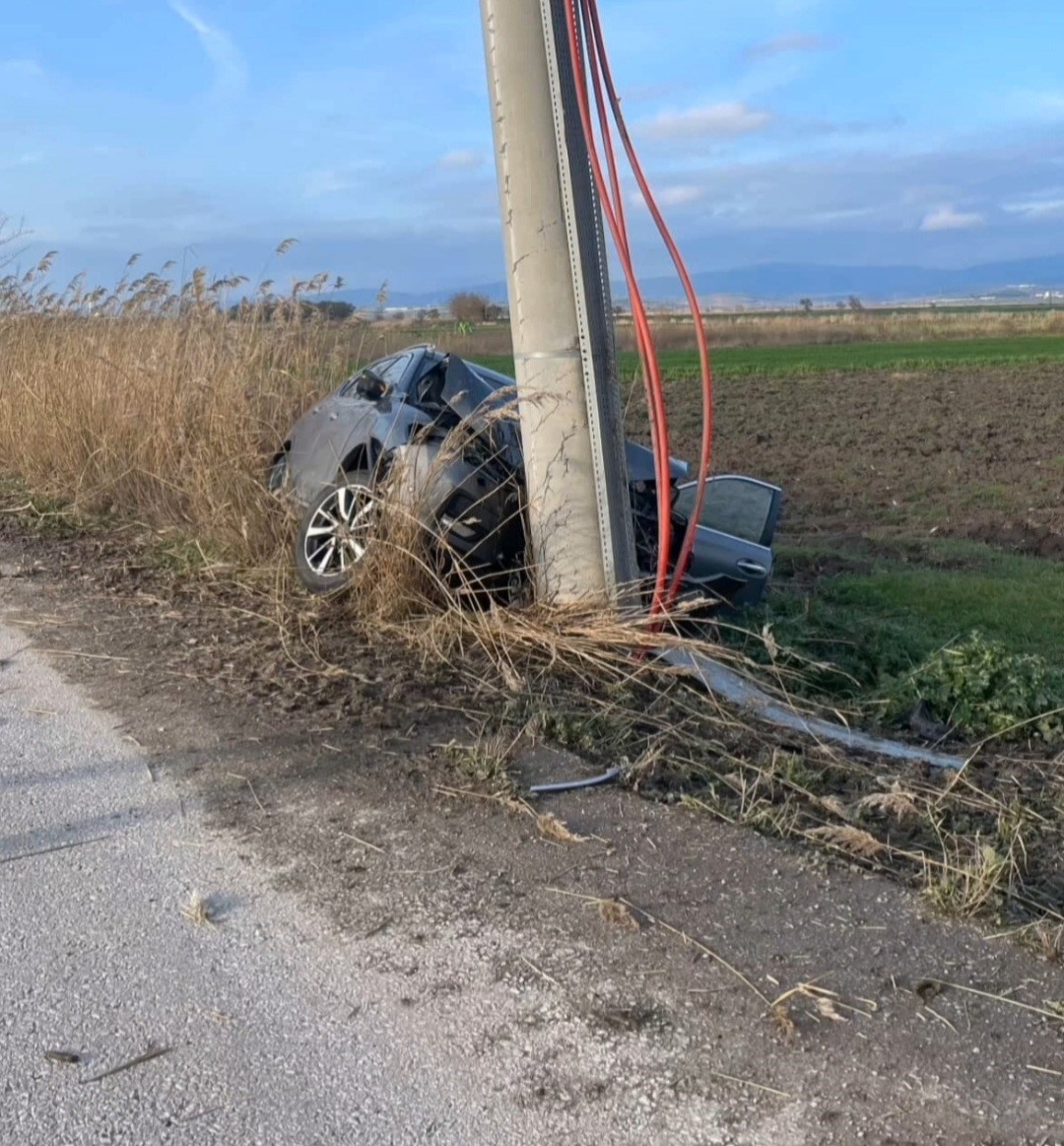 Direğe çarpan otomobil sürücüsü yaralandı

