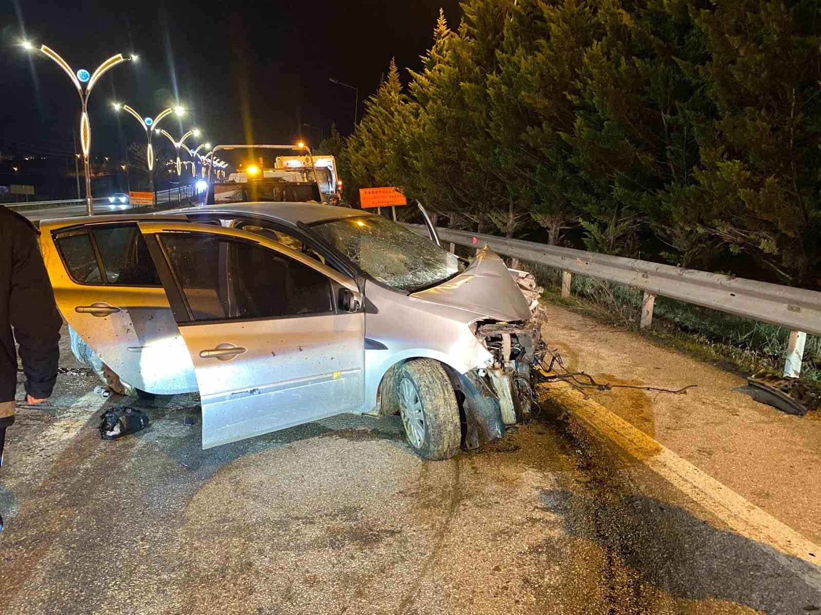 Direğe çarpan otomobildeki 4 kişi yaralandı: Araçtan alkol kutuları çıktı
