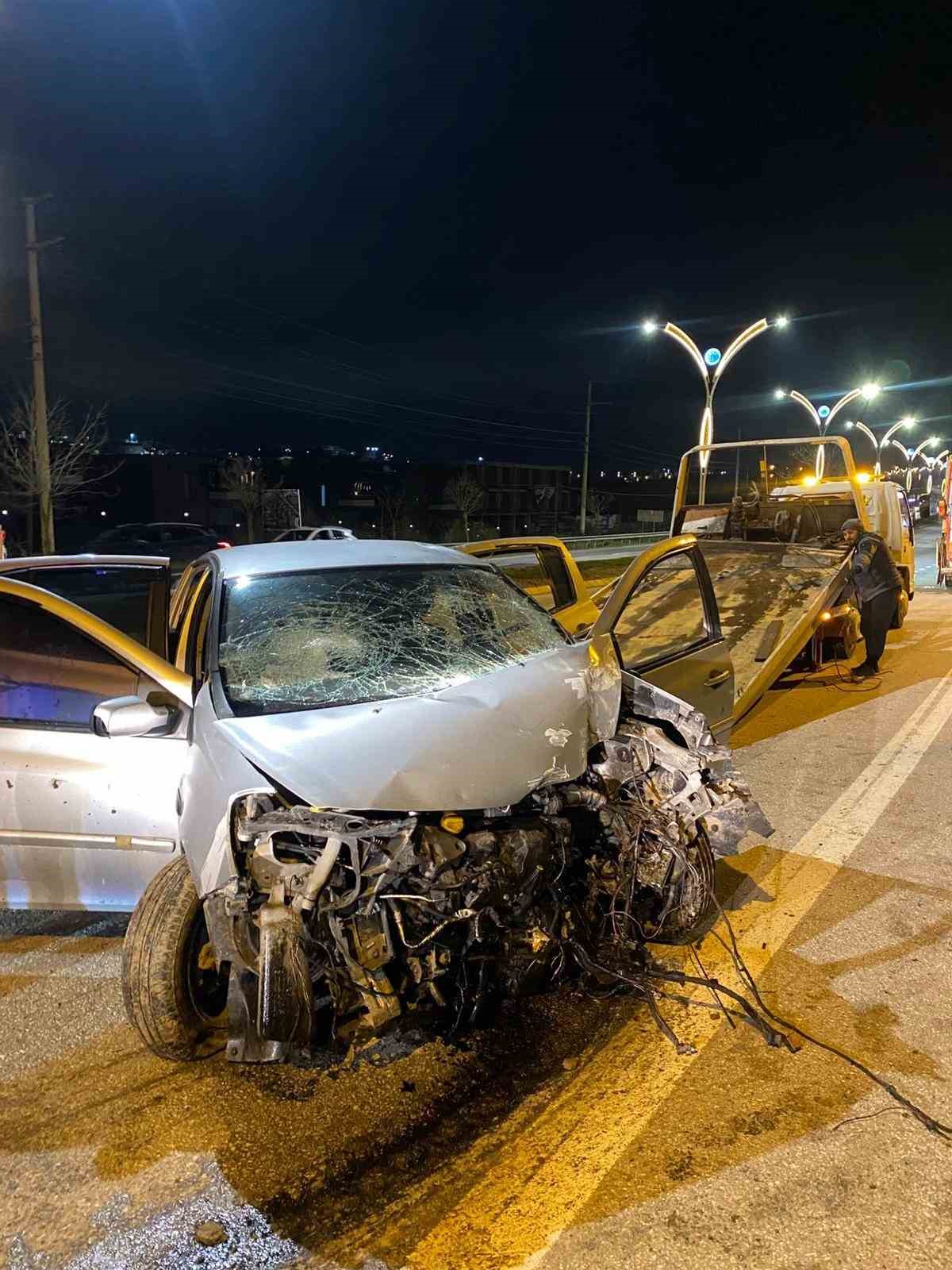 Direğe çarpan otomobildeki 4 kişi yaralandı: Araçtan alkol kutuları çıktı
