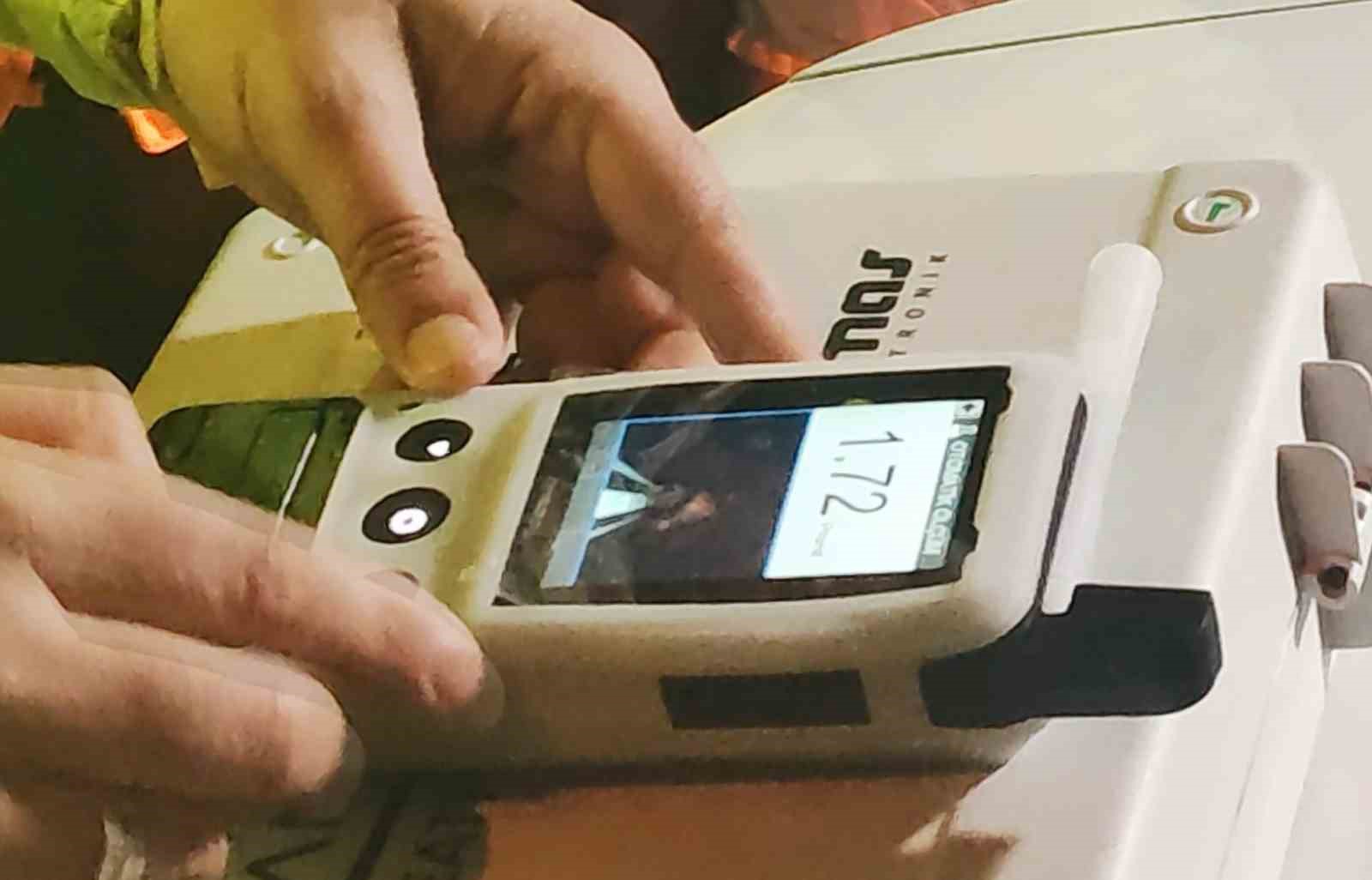 Direksiyon başında alkollü yakalandı, polise "Problemli olan sizsiniz" dedi
