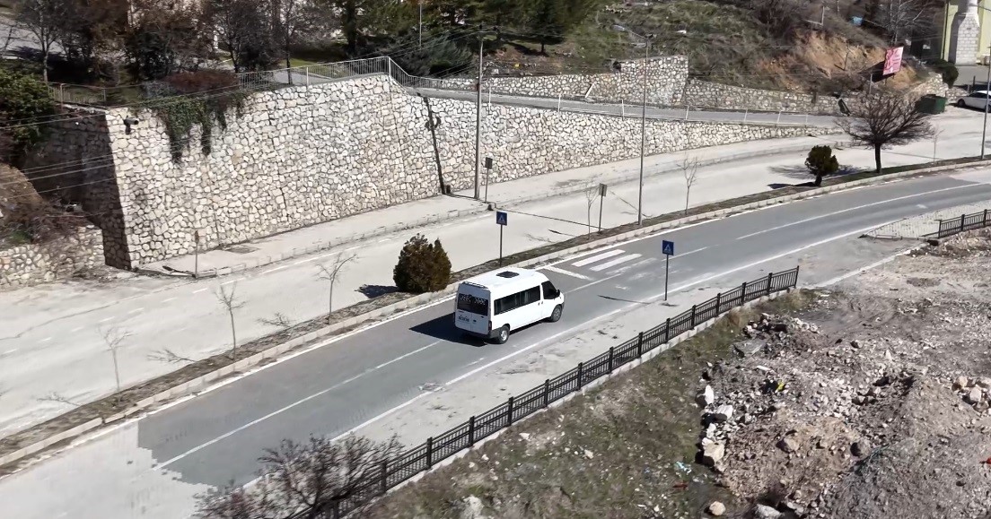 Direksiyon başında bir kadın: 15 yıldır servis şoförlüğü yapıyor
