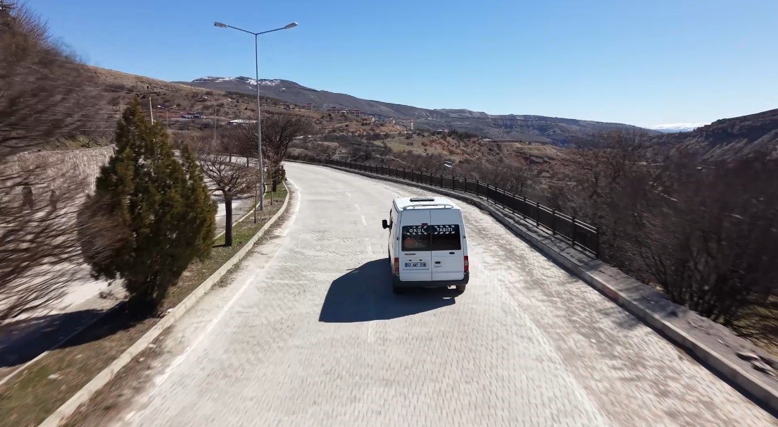 Direksiyon başında bir kadın: 15 yıldır servis şoförlüğü yapıyor
