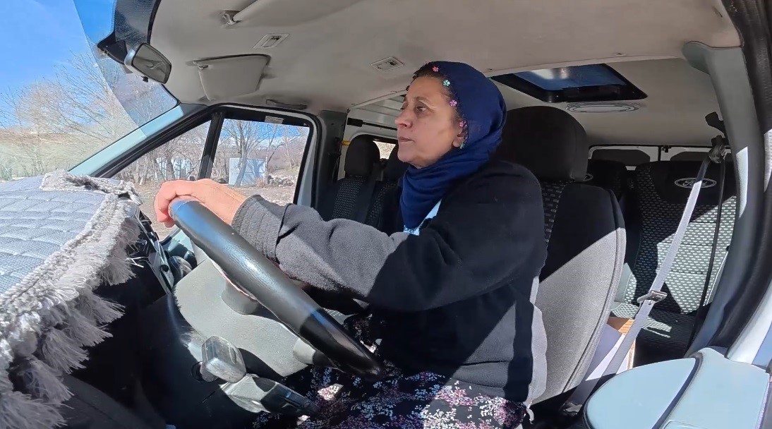 Direksiyon başında bir kadın: 15 yıldır servis şoförlüğü yapıyor
