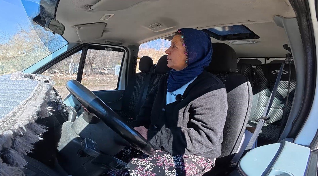 Direksiyon başında bir kadın: 15 yıldır servis şoförlüğü yapıyor
