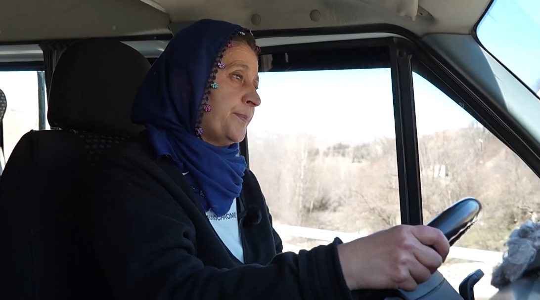 Direksiyon başında bir kadın: 15 yıldır servis şoförlüğü yapıyor
