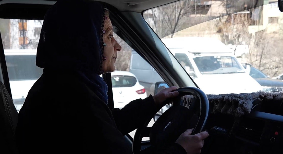 Direksiyon başında bir kadın: 15 yıldır servis şoförlüğü yapıyor
