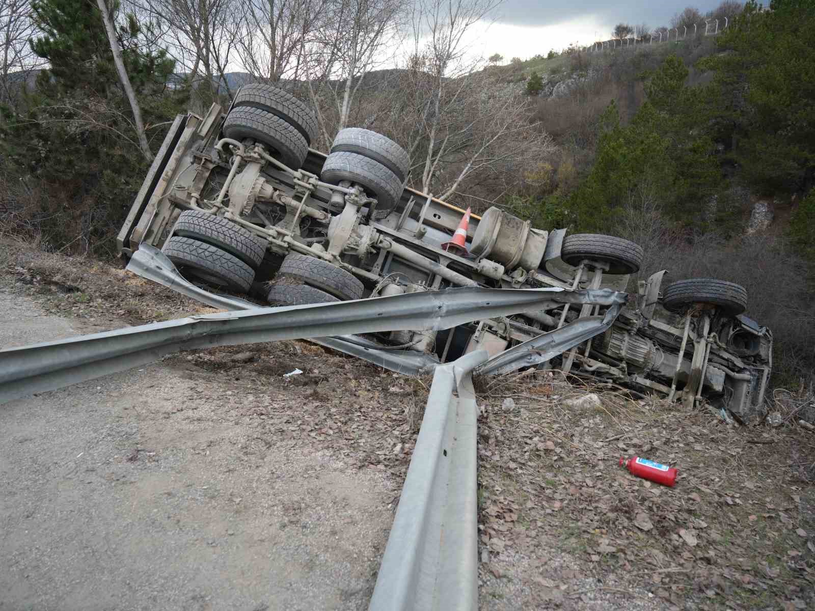 Direksiyon başında fenalaştı, hafriyat kamyonu şarampole devrildi
