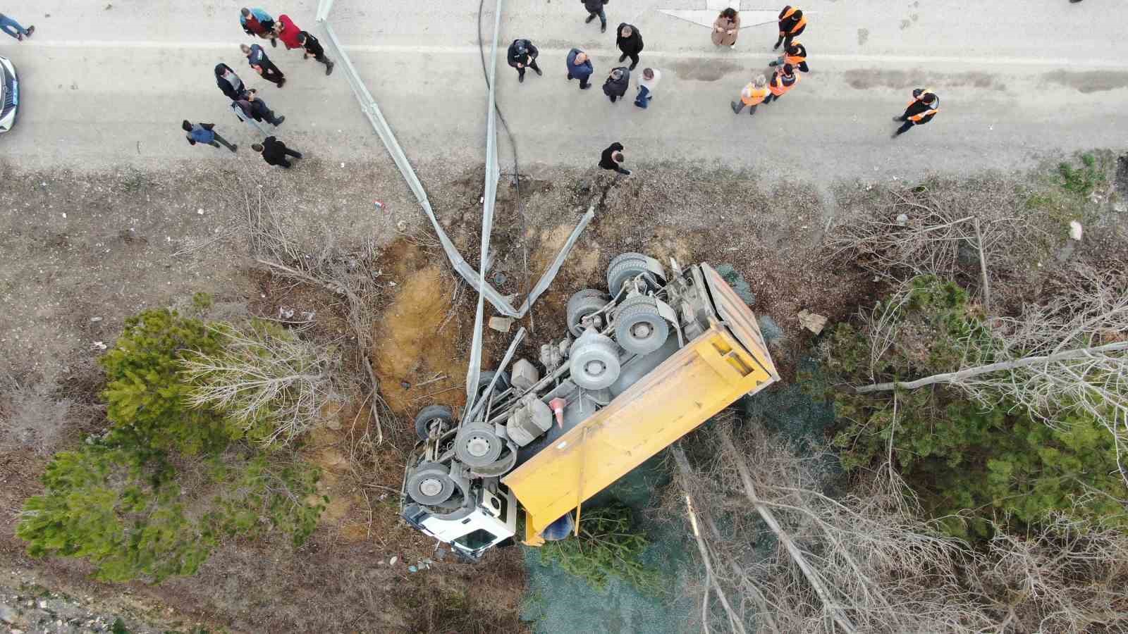 Direksiyon başında fenalaştı, hafriyat kamyonu şarampole devrildi
