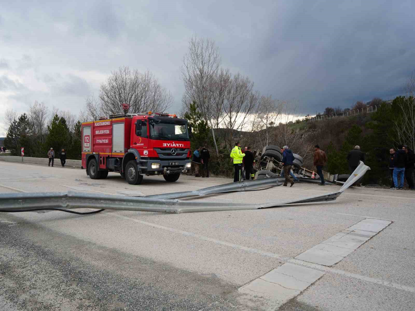 Direksiyon başında fenalaştı, hafriyat kamyonu şarampole devrildi

