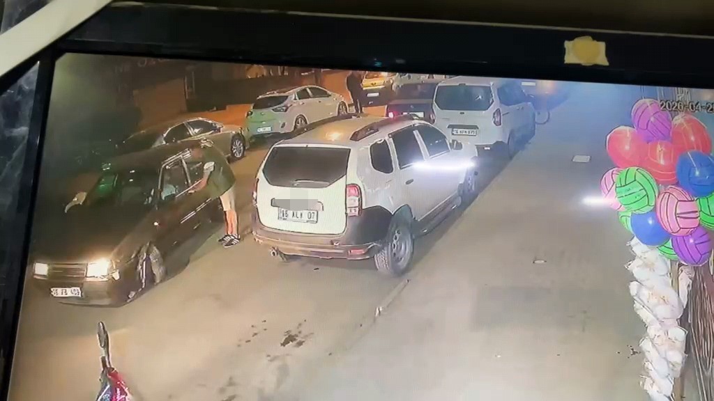 Direksiyon başında kalp krizi geçirince kaza yaptı: Kalbi duran sürücüye 112 ekipleri müdahale etti
