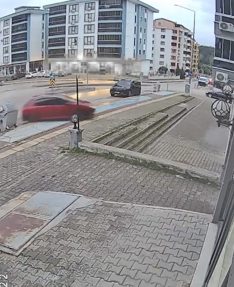 Direksiyon dersinde fren yerine gaza bastı: Otomobil dükkânın önüne uçtu
