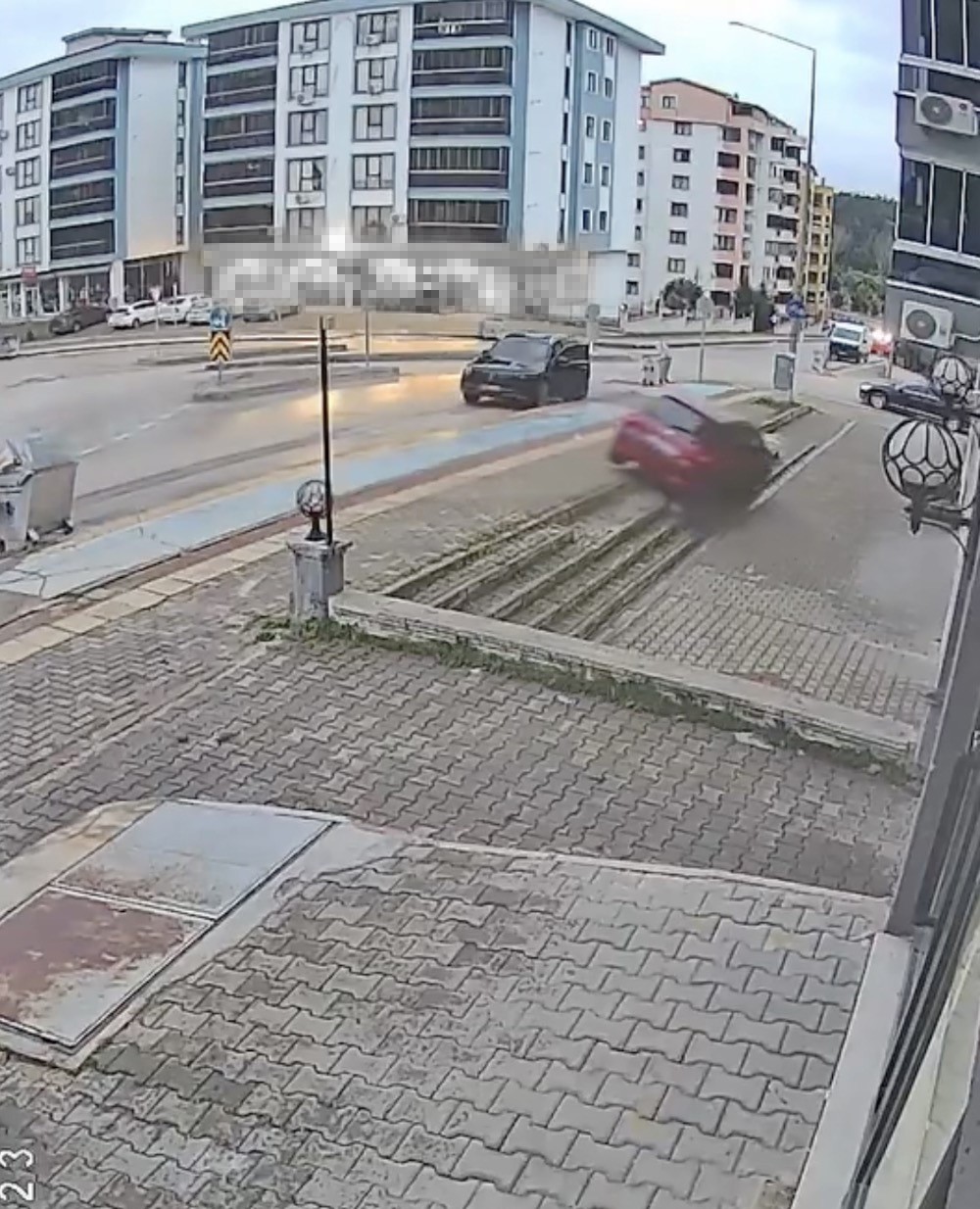 Direksiyon dersinde fren yerine gaza bastı: Otomobil dükkânın önüne uçtu
