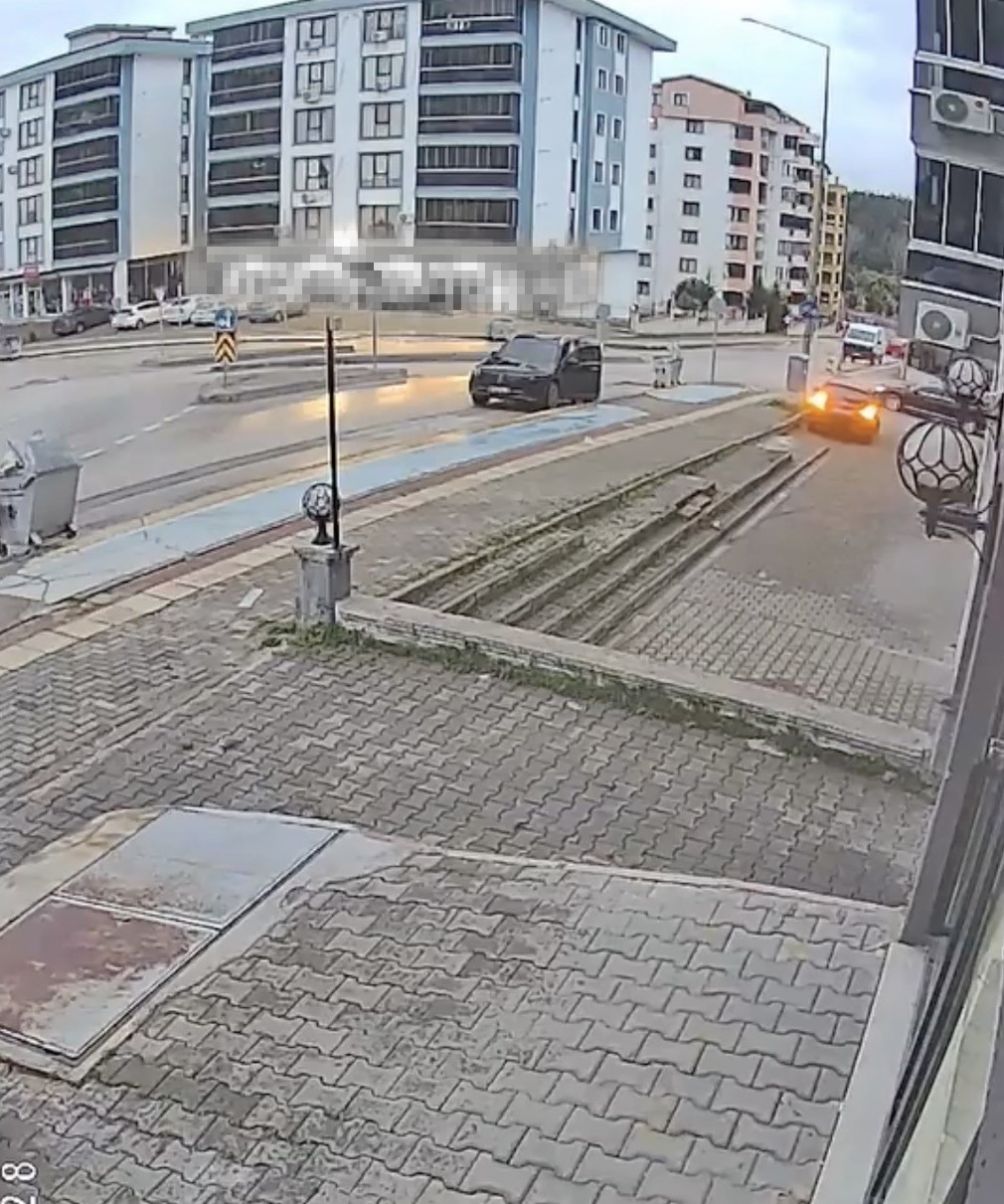 Direksiyon dersinde fren yerine gaza bastı: Otomobil dükkânın önüne uçtu
