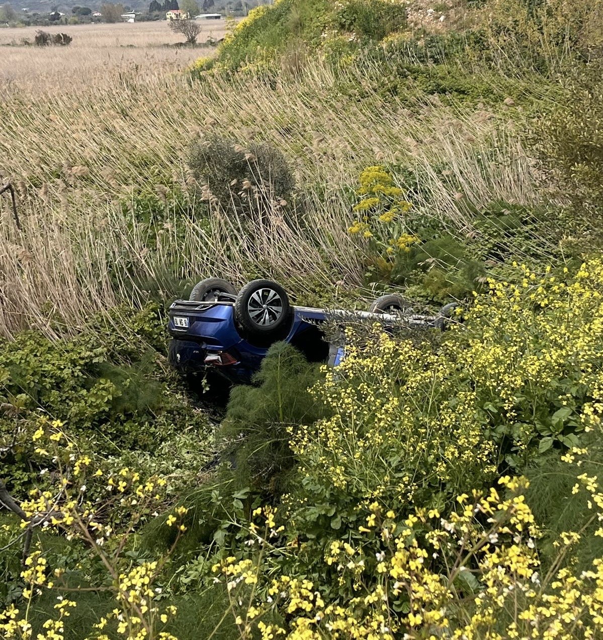 Direksiyon hakimiyetini kaybeden araç yoldan çıktı: 3 yaralı
