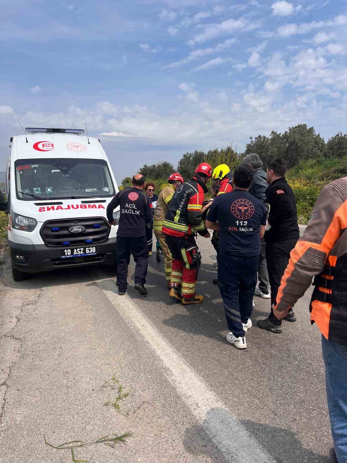 Direksiyon hakimiyetini kaybeden araç yoldan çıktı: 3 yaralı
