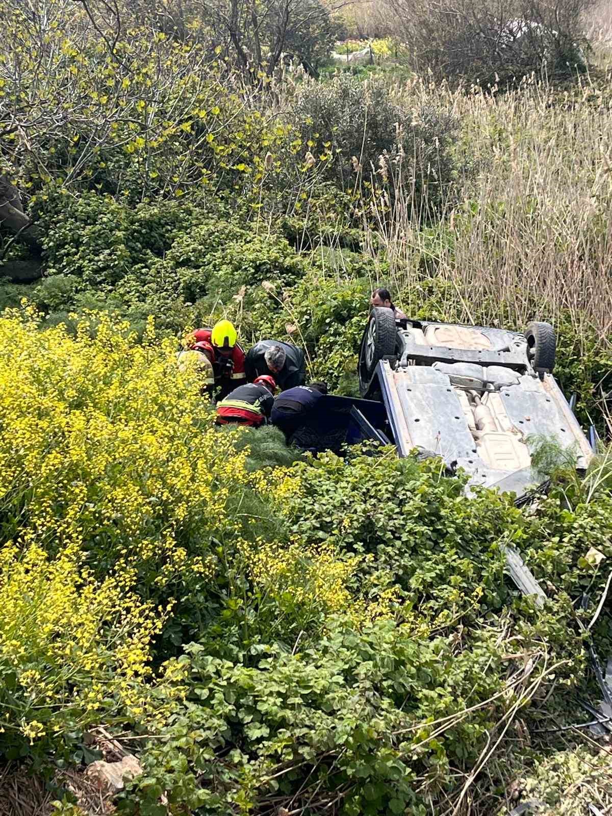 Direksiyon hakimiyetini kaybeden araç yoldan çıktı: 3 yaralı
