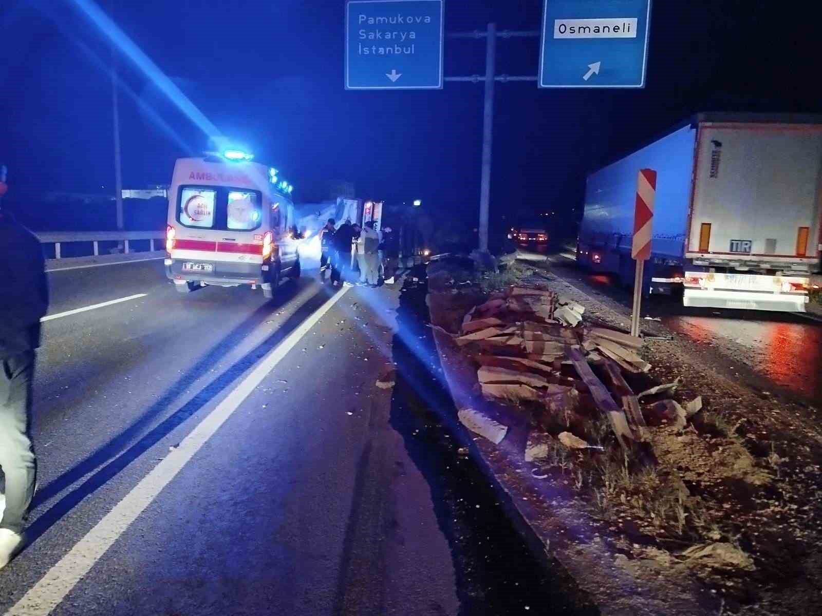Direksiyon hakimiyetini kaybeden tır refüje çarpıp yan yattı: 1 yaralı
