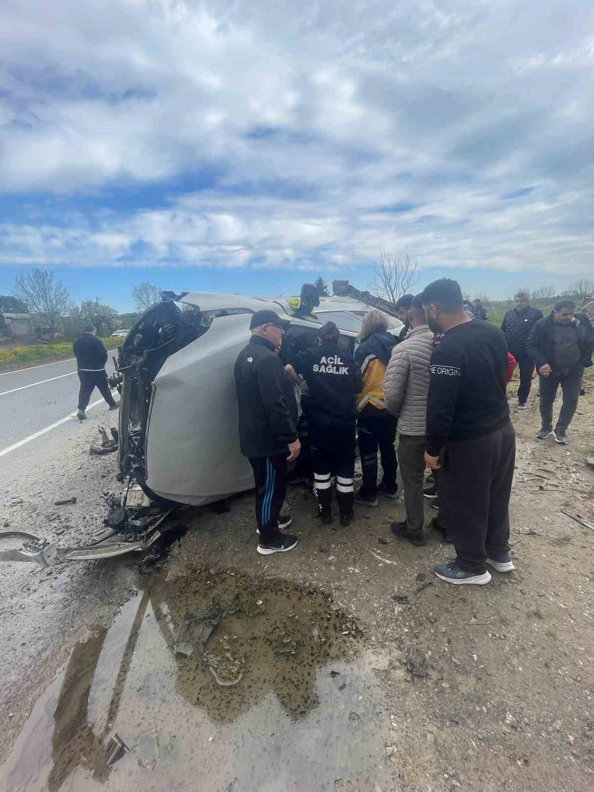 Direksiyon hakimiyetini kaybetti, yağmur suyu kanalına devrildi: 1 yaralı
