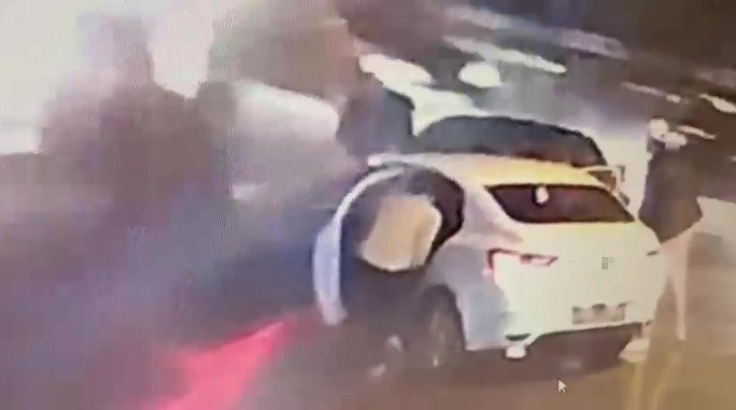 Diş hekimini adım adım takip edip kaza süsü ile durdurup darp ettiler
