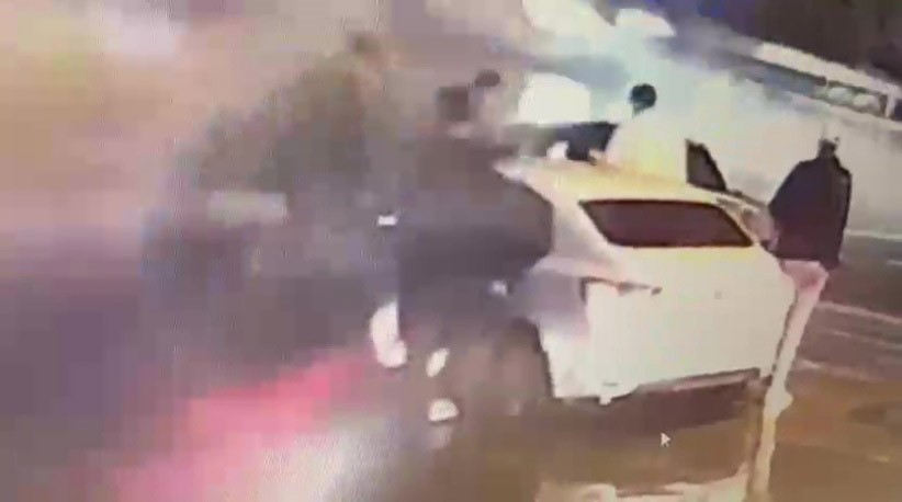 Diş hekimini adım adım takip edip kaza süsü ile durdurup darp ettiler
